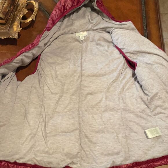 GORGEOUS SHEEN on this Cranberry Hoodie Puffer vest! - Picture 9 of 10